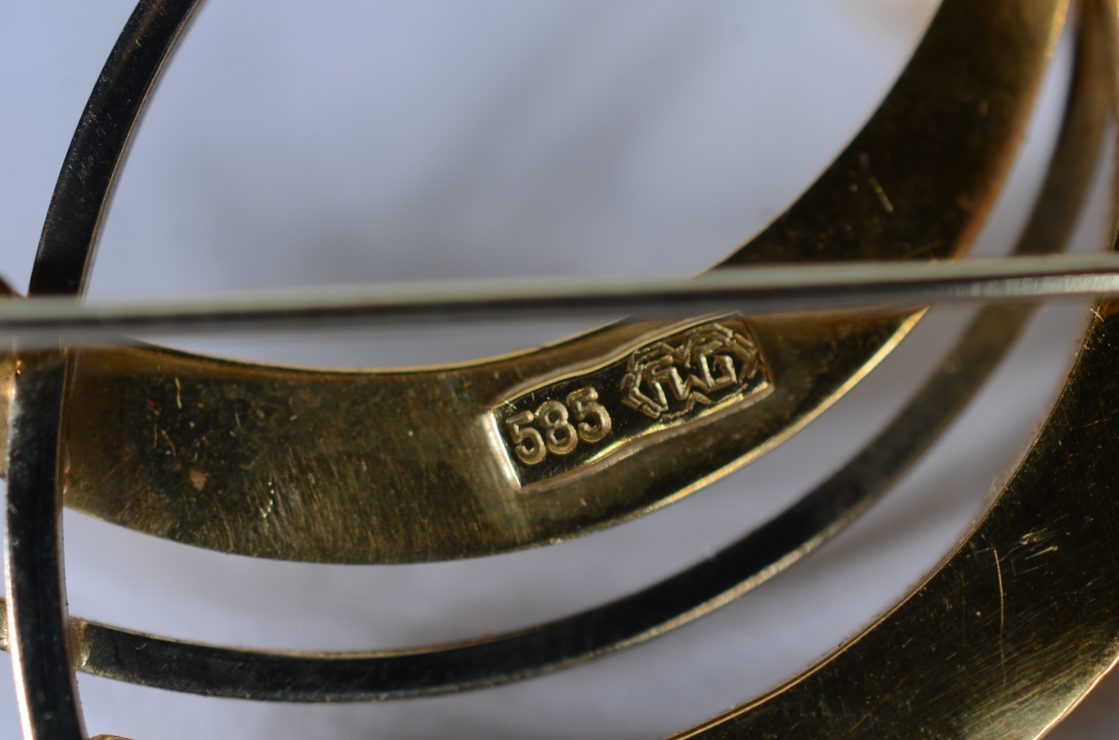 Broche de ouro 14 k., com perola. (Por motivos de segurança a peça... - foto 4 de 4