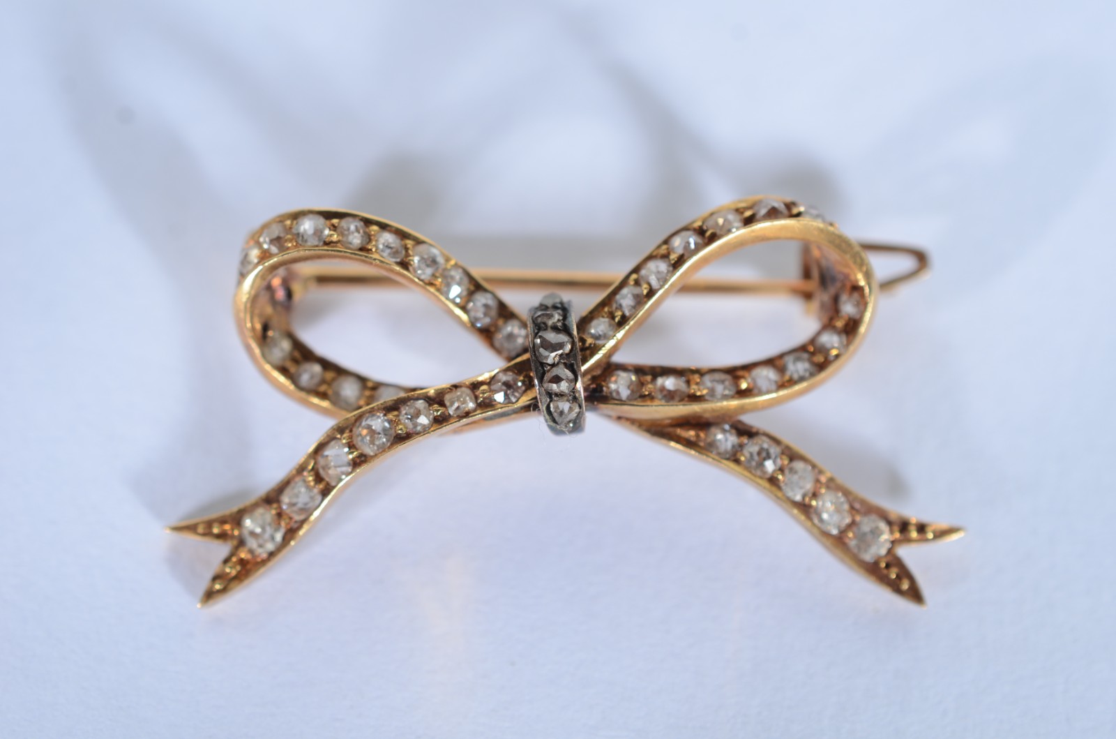 Broche de ouro 18 k, feitio laço com brilhantes. (Por motivos de... - foto 1 de 6