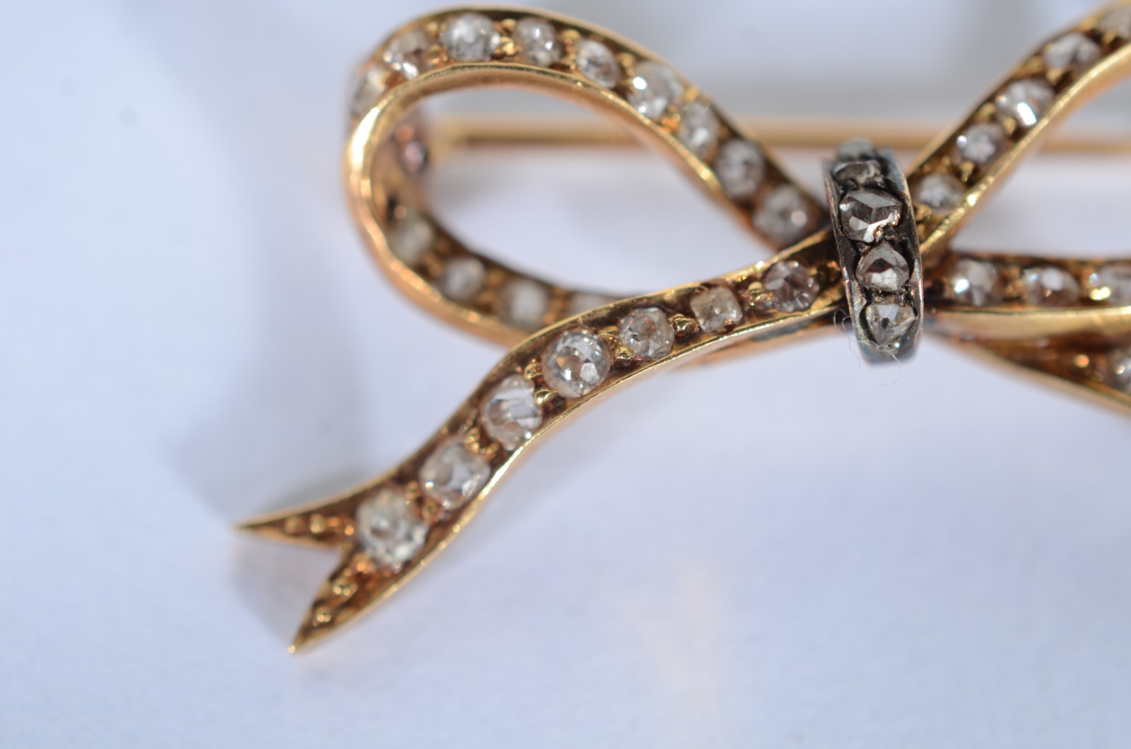 Broche de ouro 18 k, feitio laço com brilhantes. (Por motivos de... - foto 2 de 6