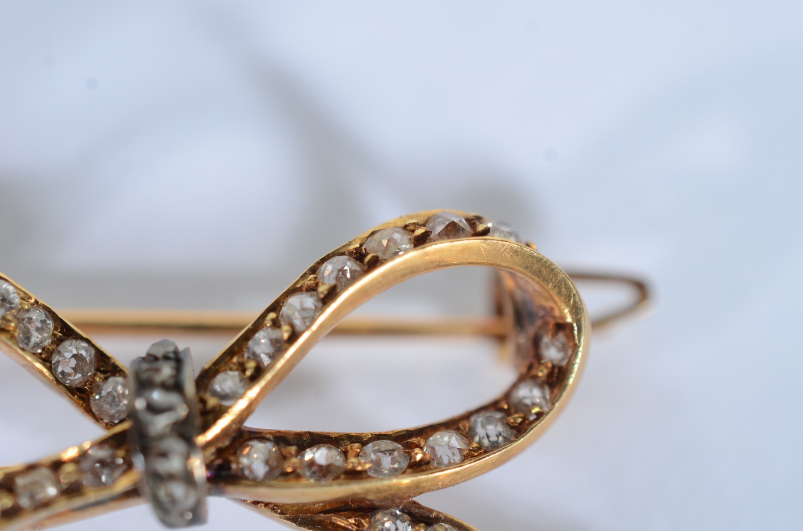 Broche de ouro 18 k, feitio laço com brilhantes. (Por motivos de... - foto 3 de 6