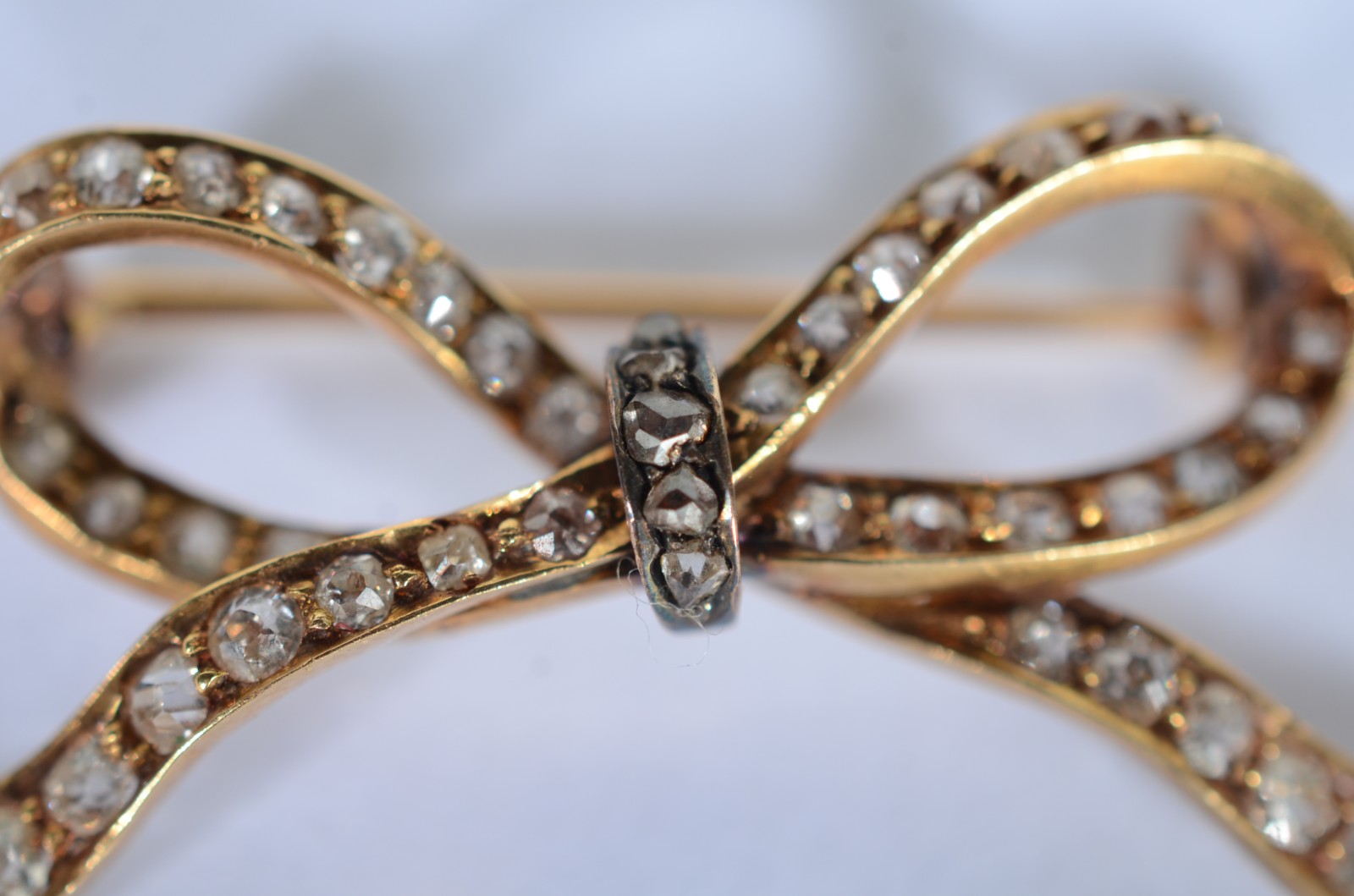 Broche de ouro 18 k, feitio laço com brilhantes. (Por motivos de... - foto 4 de 6