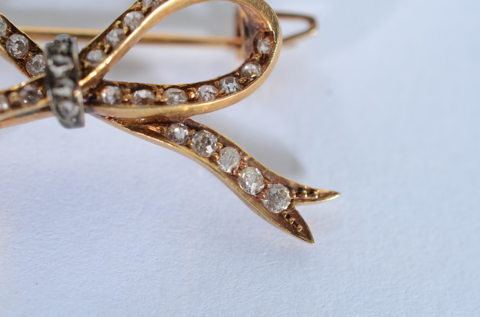 Broche de ouro 18 k, feitio laço com brilhantes. (Por motivos de... - foto 5 de 6