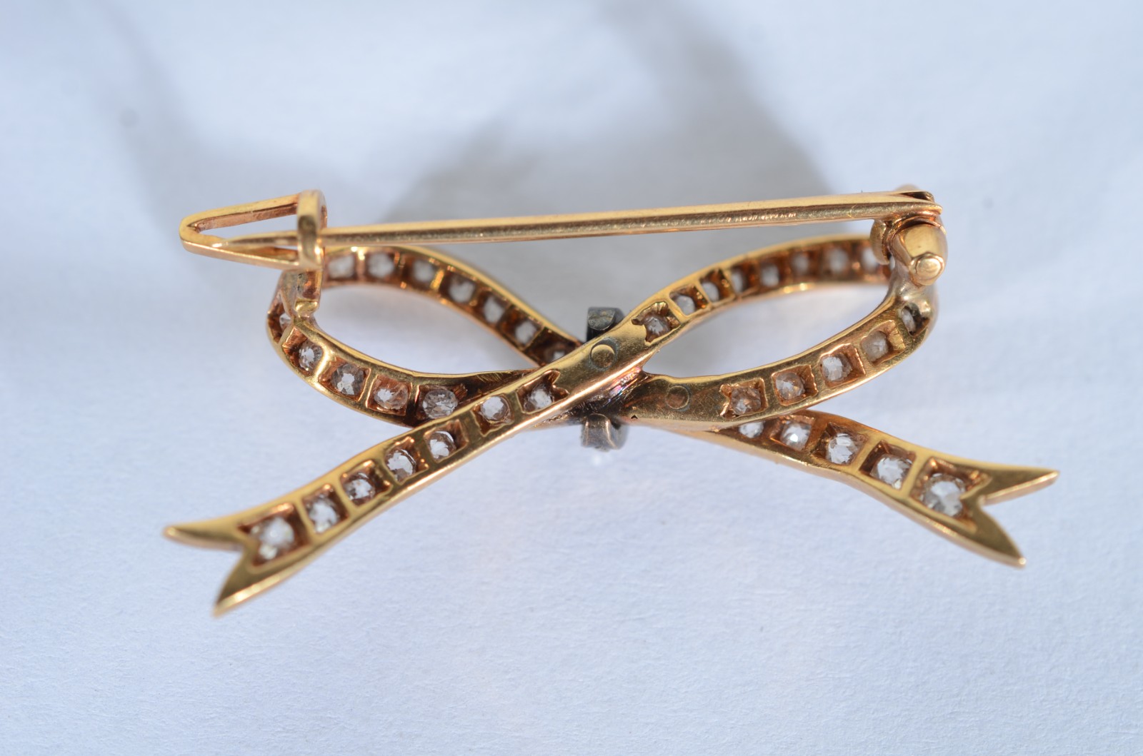 Broche de ouro 18 k, feitio laço com brilhantes. (Por motivos de... - foto 6 de 6