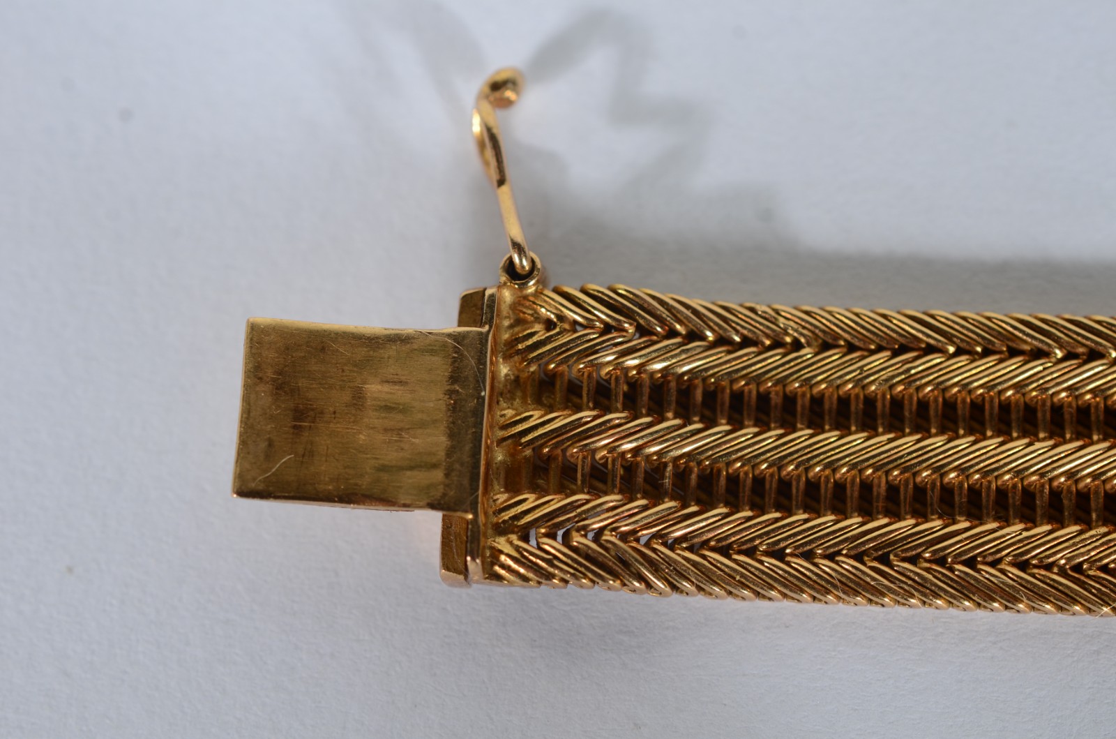 Pulseira de ouro 18 k. Com amassados e pequenos quebrados. (Por... - foto 3 de 8