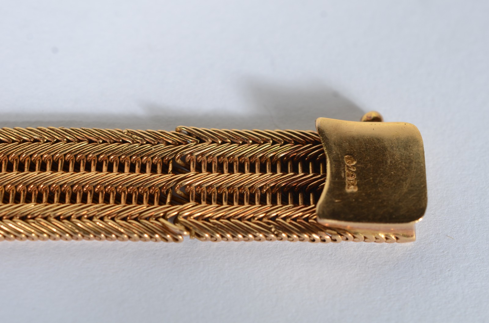 Pulseira de ouro 18 k. Com amassados e pequenos quebrados. (Por... - foto 5 de 8