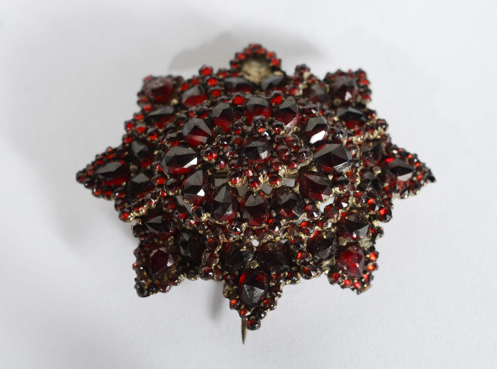 Colar de metal com pedras vermelhas. Faltando uma pedra feitio gota... - foto 2 de 11
