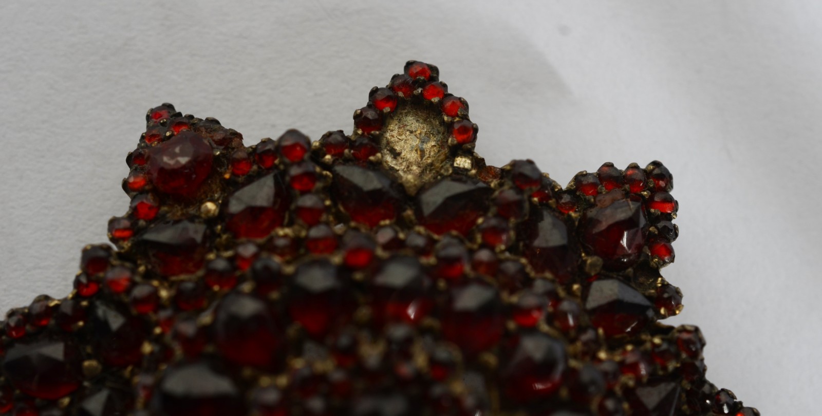 Colar de metal com pedras vermelhas. Faltando uma pedra feitio gota... - foto 9 de 11