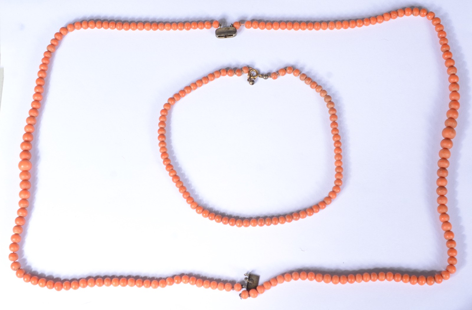 Colar e pulseira com contas de coral e fecho de prata. Arrebentado. - foto 1 de 7