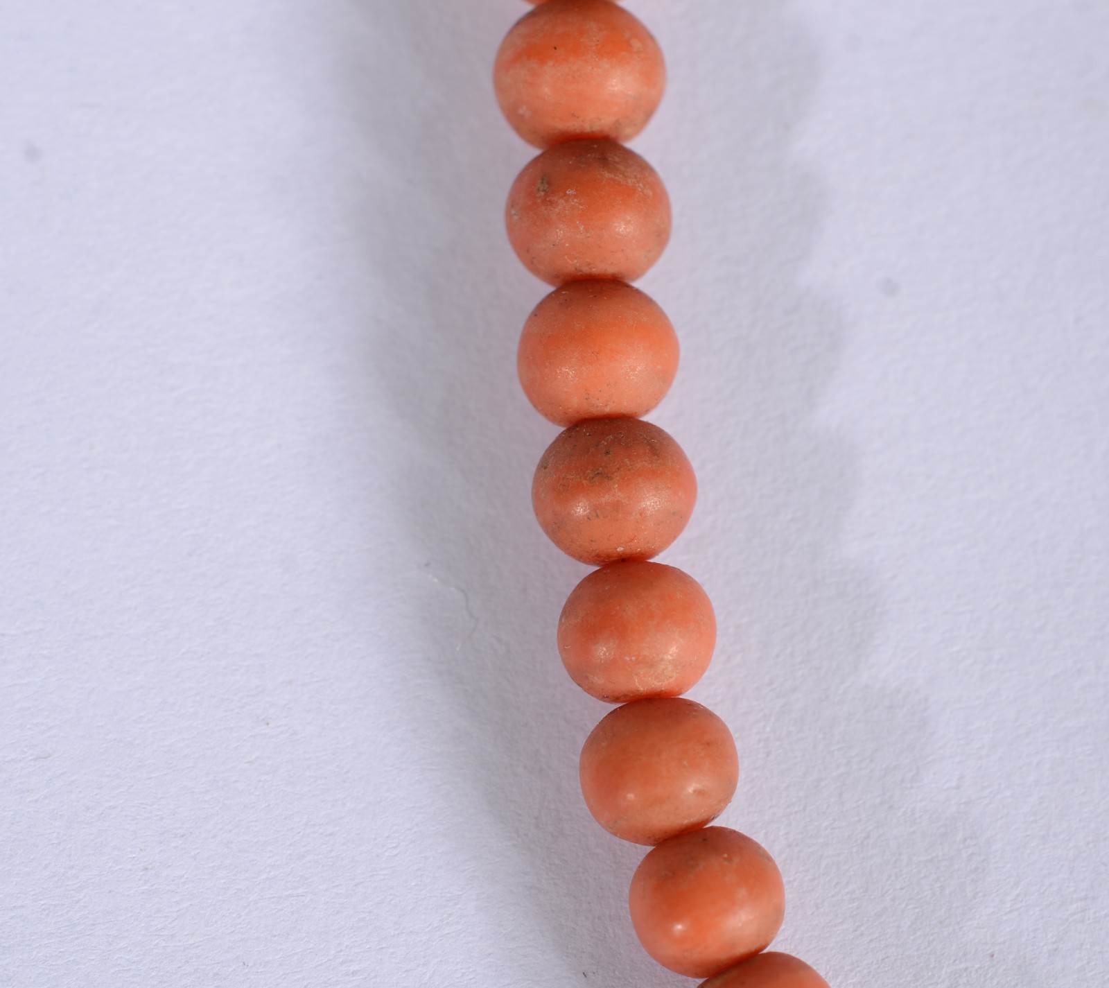 Colar e pulseira com contas de coral e fecho de prata. Arrebentado. - foto 3 de 7