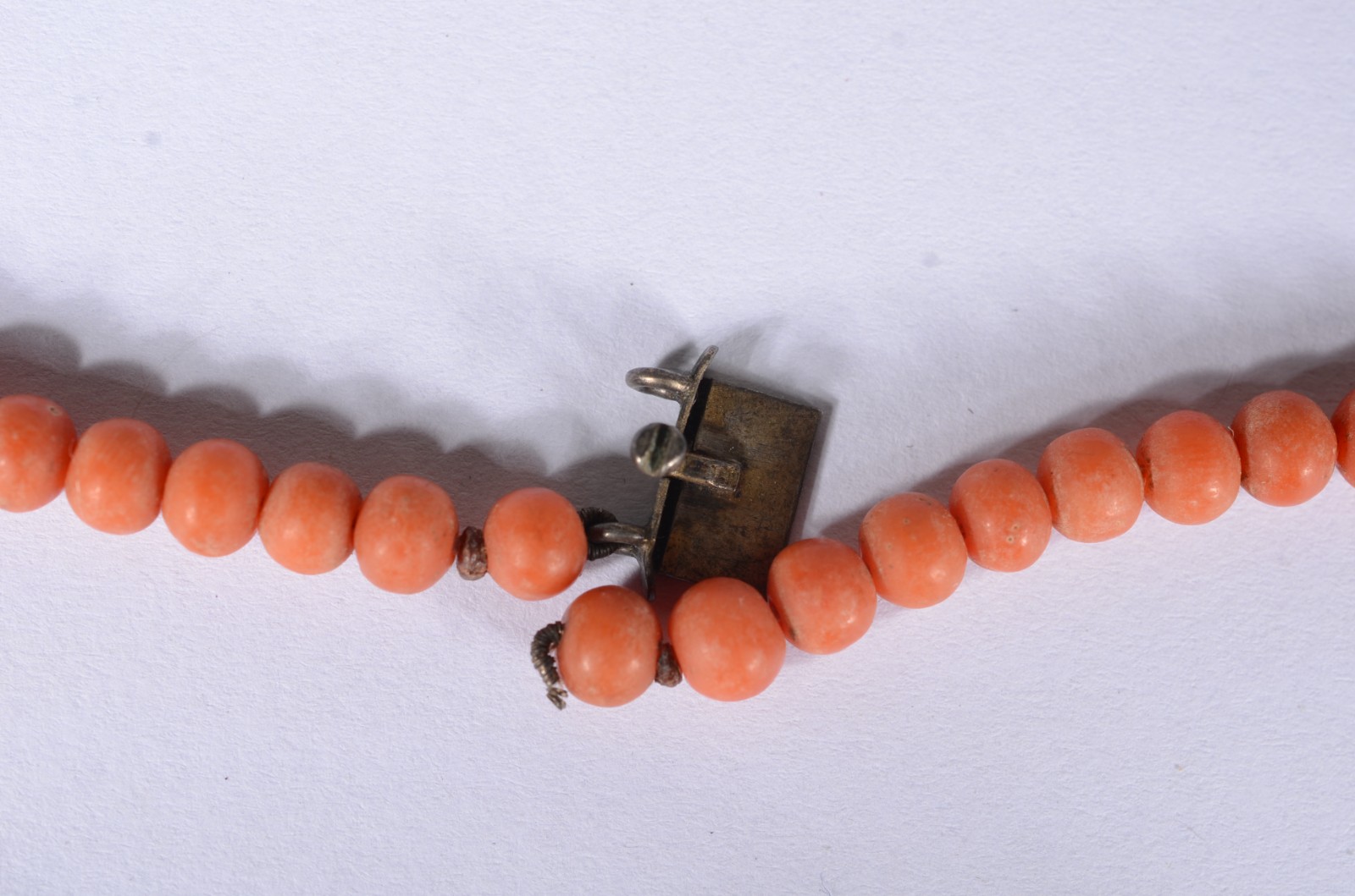 Colar e pulseira com contas de coral e fecho de prata. Arrebentado. - foto 6 de 7