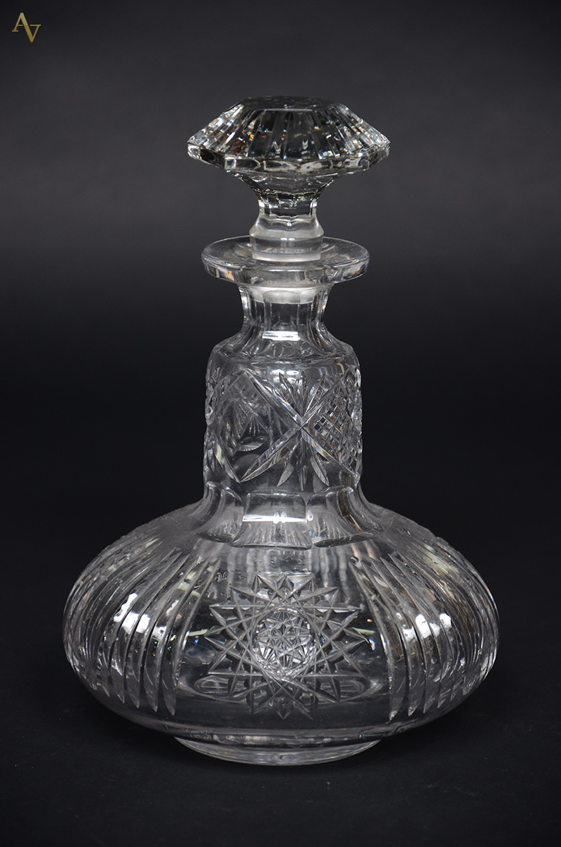 Garrafa de cristal tcheco lapidado. Altura 27 cm.