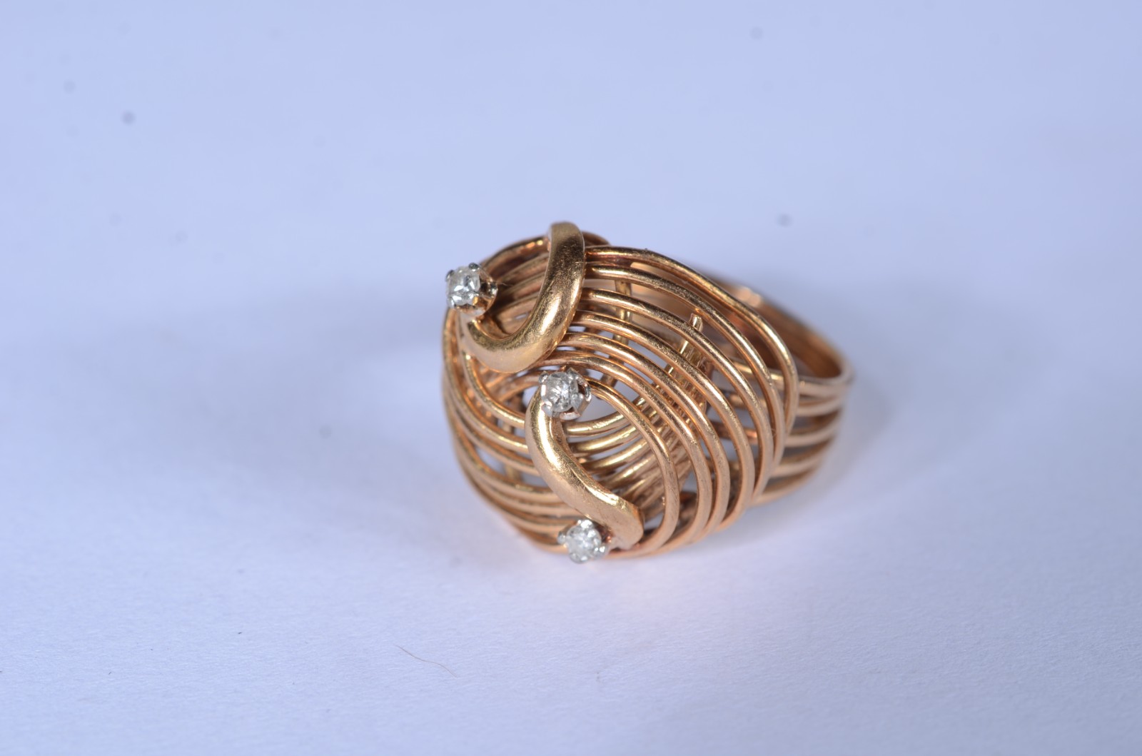 Anel de ouro 18 k., 3 brilhantes, aro 16. (Por motivos de segurança a... - foto 4 de 9