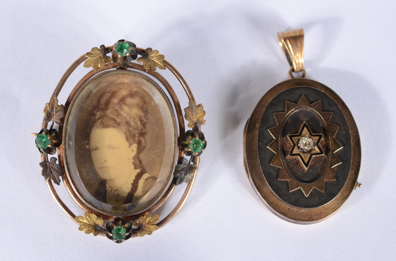Duas peças, sendo: medalha antiga e broche em plaque'Dor. (Por... - foto 1 de 9