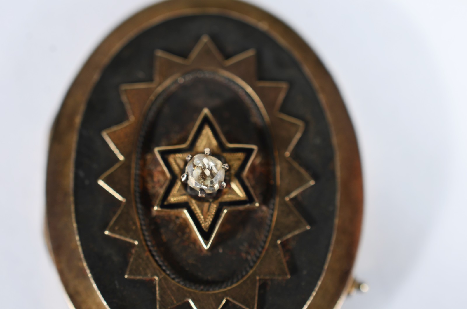 Duas peças, sendo: medalha antiga e broche em plaque'Dor. (Por... - foto 4 de 9