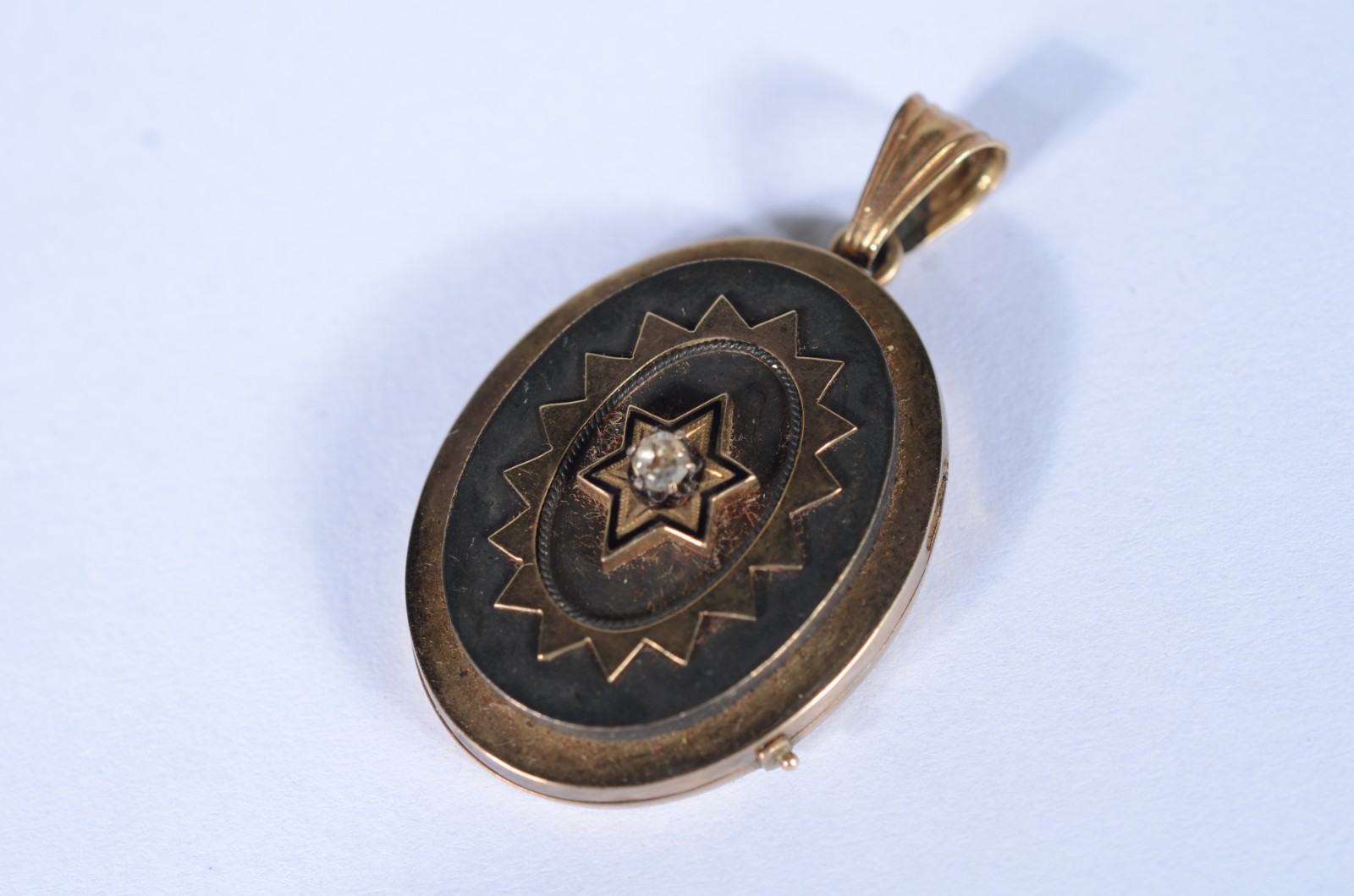 Duas peças, sendo: medalha antiga e broche em plaque'Dor. (Por... - foto 5 de 9