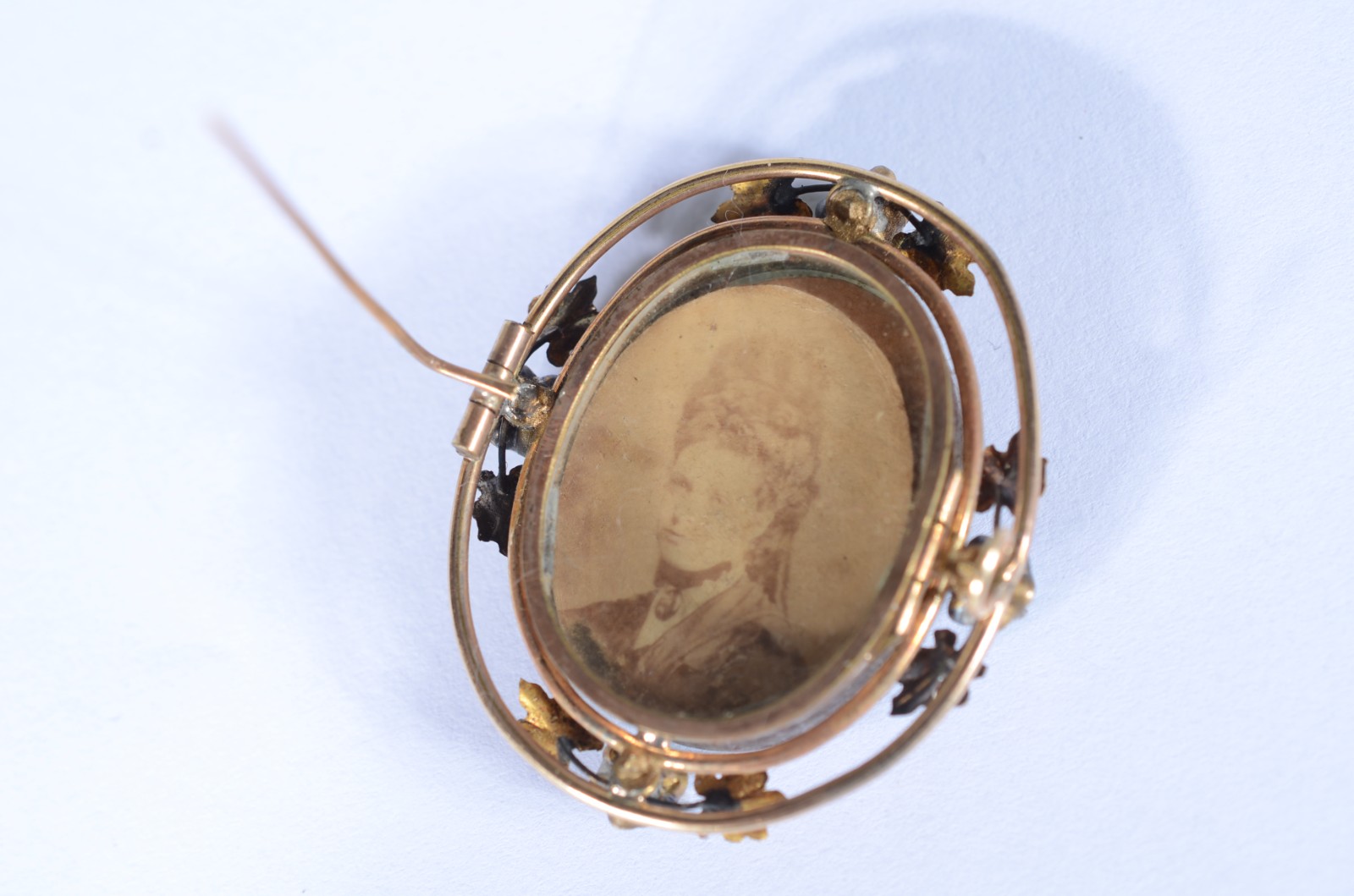 Duas peças, sendo: medalha antiga e broche em plaque'Dor. (Por... - foto 8 de 9
