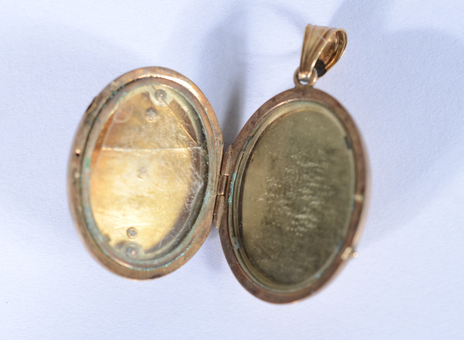 Duas peças, sendo: medalha antiga e broche em plaque'Dor. (Por... - foto 9 de 9