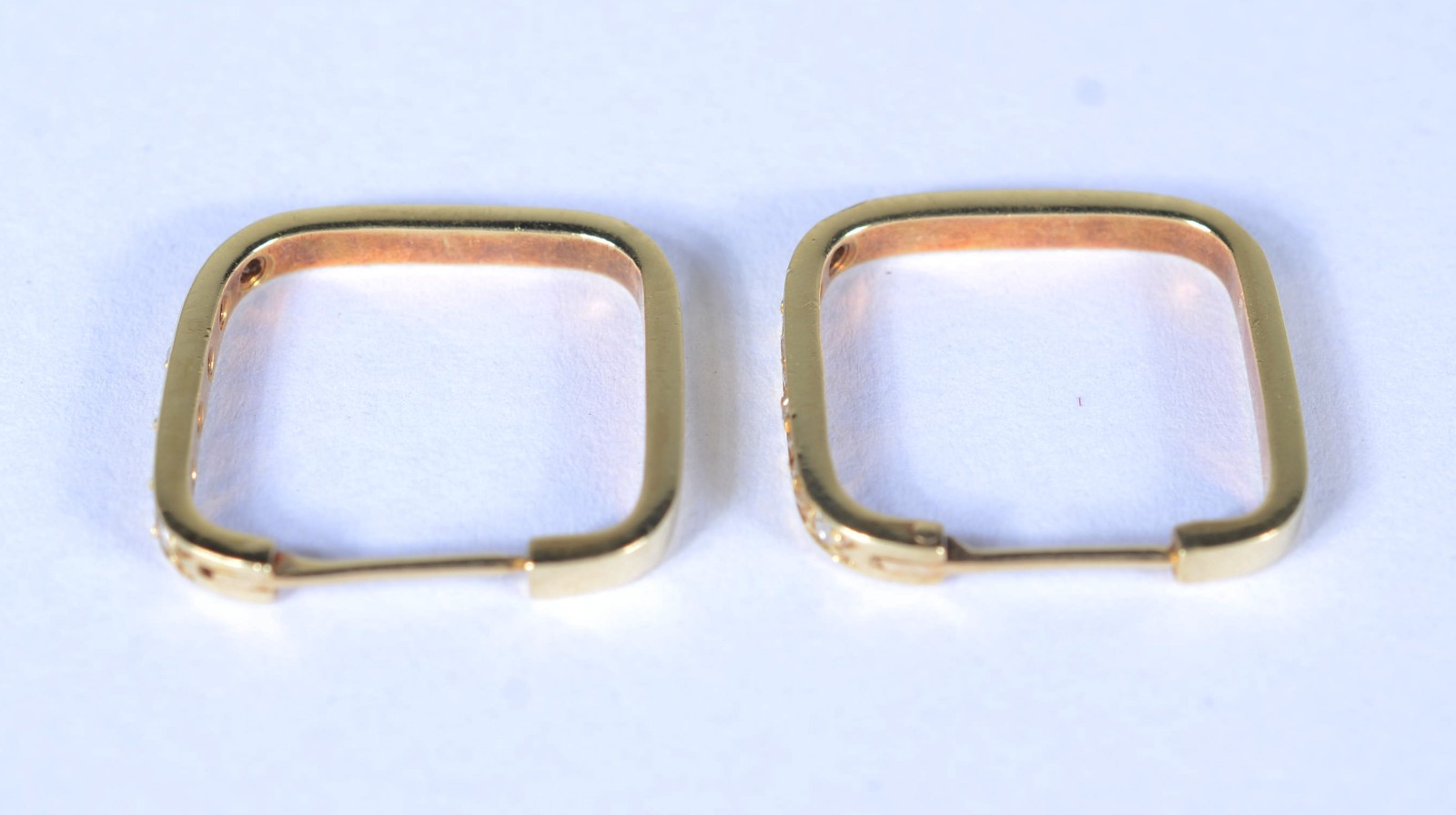 Par de brincos de ouro 18 k., contraste 750 com 10 brilhantes. (Por... - foto 1 de 4