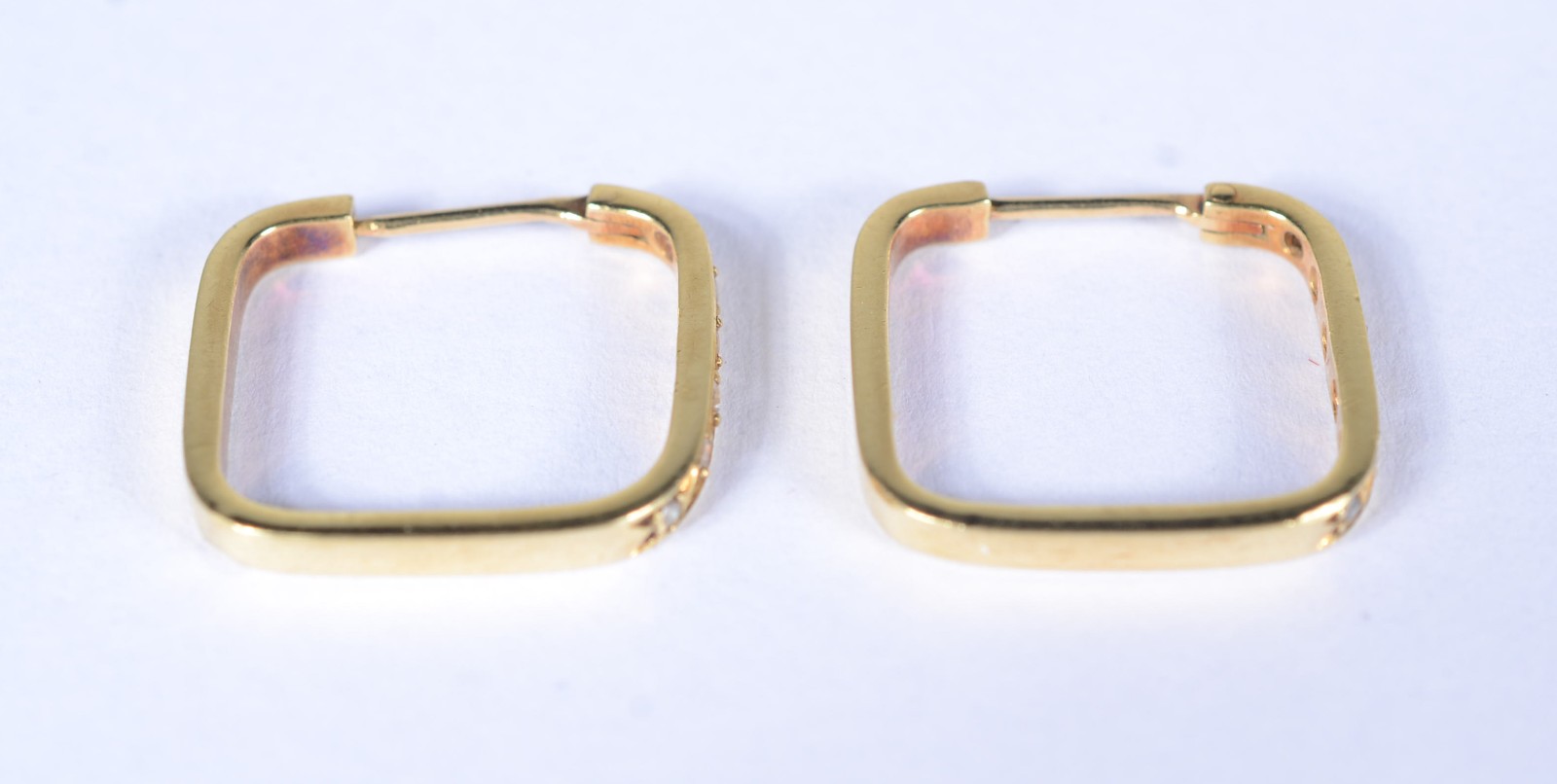 Par de brincos de ouro 18 k., contraste 750 com 10 brilhantes. (Por... - foto 2 de 4
