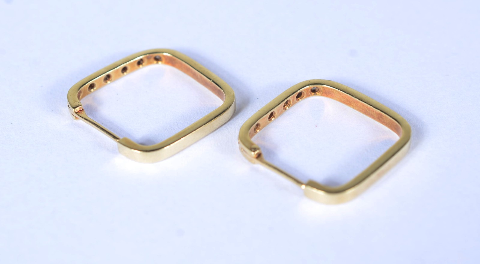 Par de brincos de ouro 18 k., contraste 750 com 10 brilhantes. (Por... - foto 3 de 4