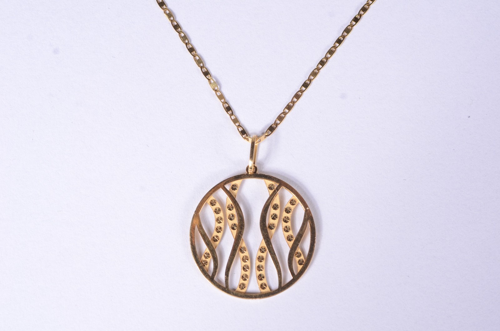 Colar de ouro 18 k., contraste 750, modelo lâmina com pingente. (Por... - foto 7 de 8