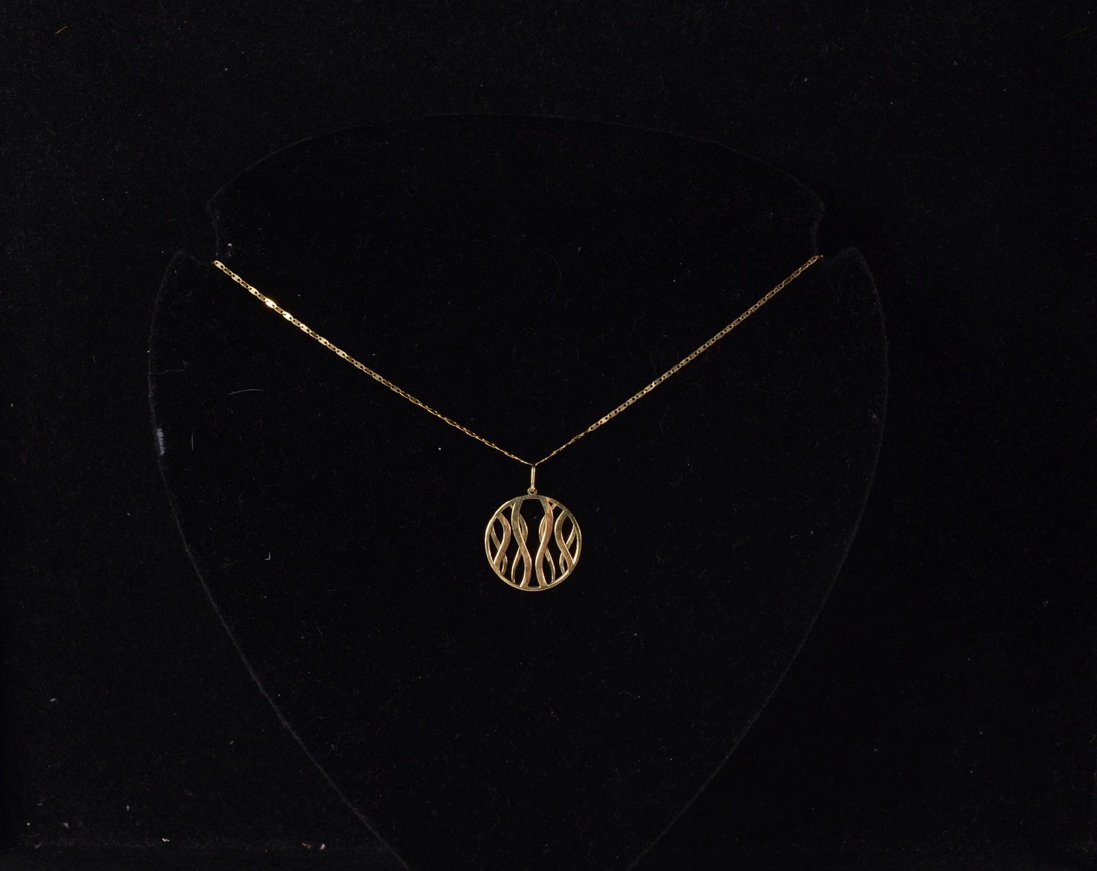 Colar de ouro 18 k., contraste 750, modelo lâmina com pingente. (Por... - foto 8 de 8