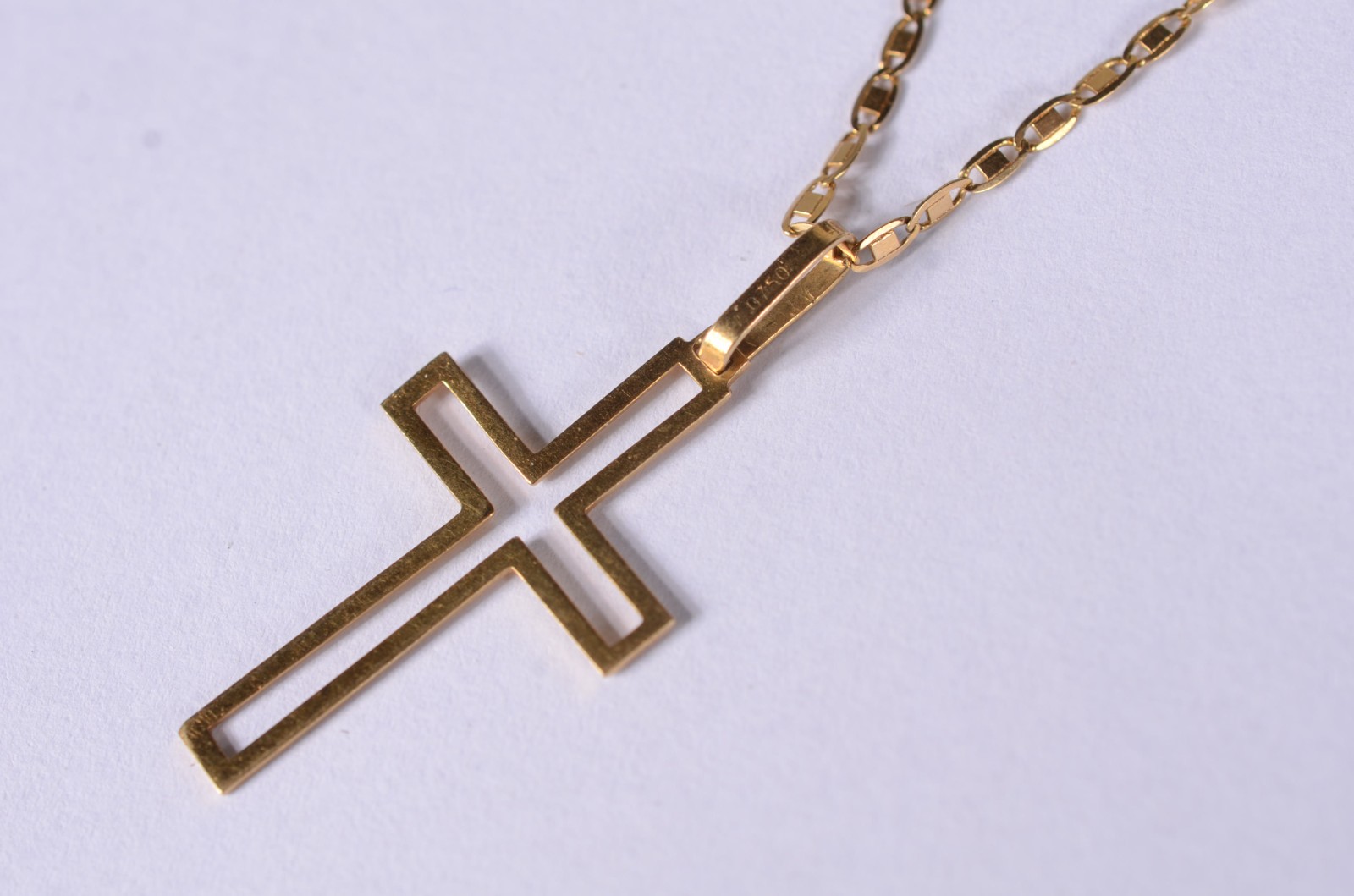 Colar de ouro 18 k., contraste 750 e pendente com cruz vazada. (Por... - foto 1 de 7