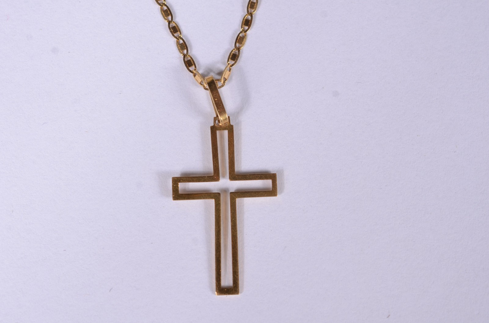 Colar de ouro 18 k., contraste 750 e pendente com cruz vazada. (Por... - foto 3 de 7