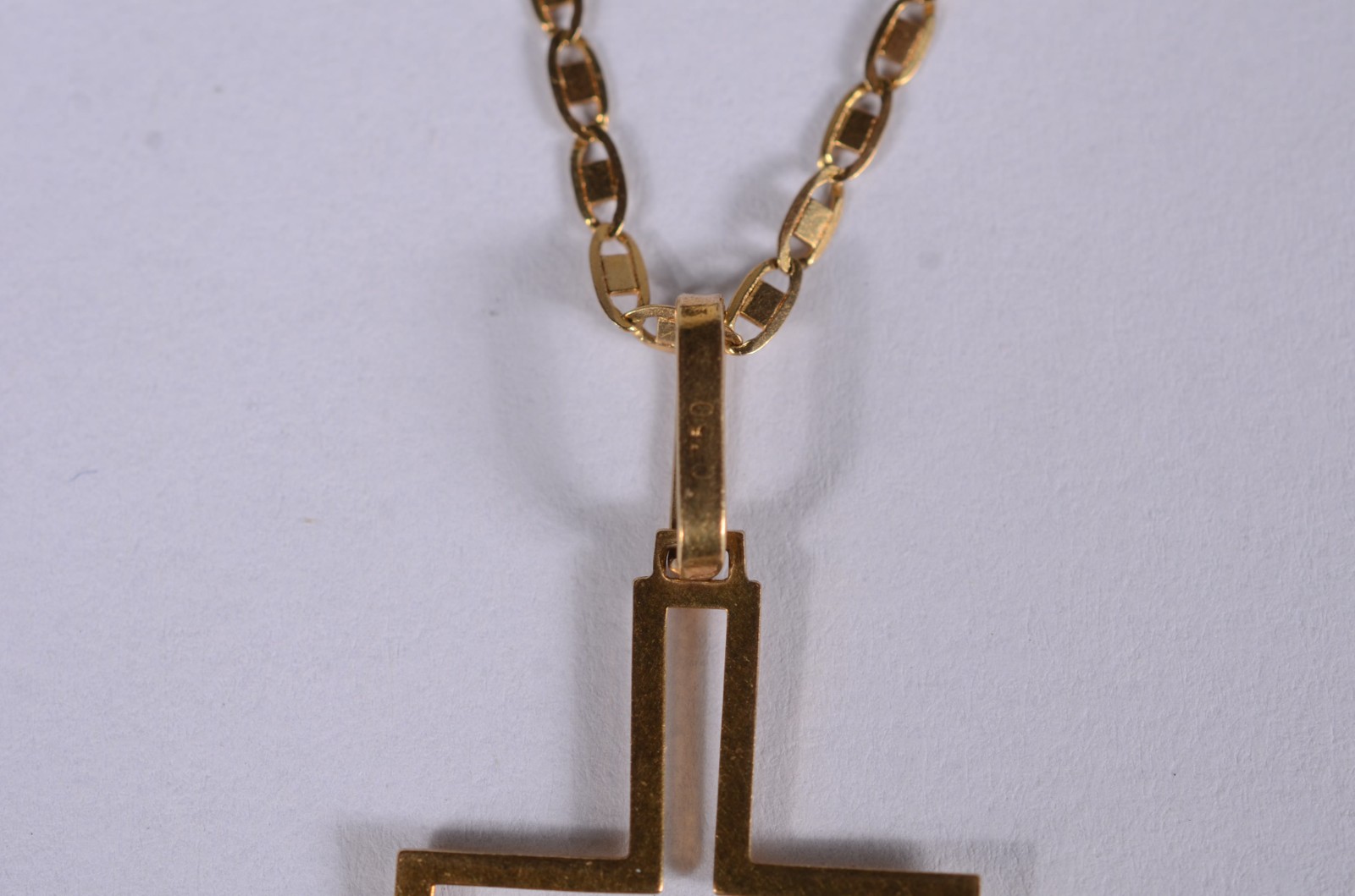 Colar de ouro 18 k., contraste 750 e pendente com cruz vazada. (Por... - foto 4 de 7