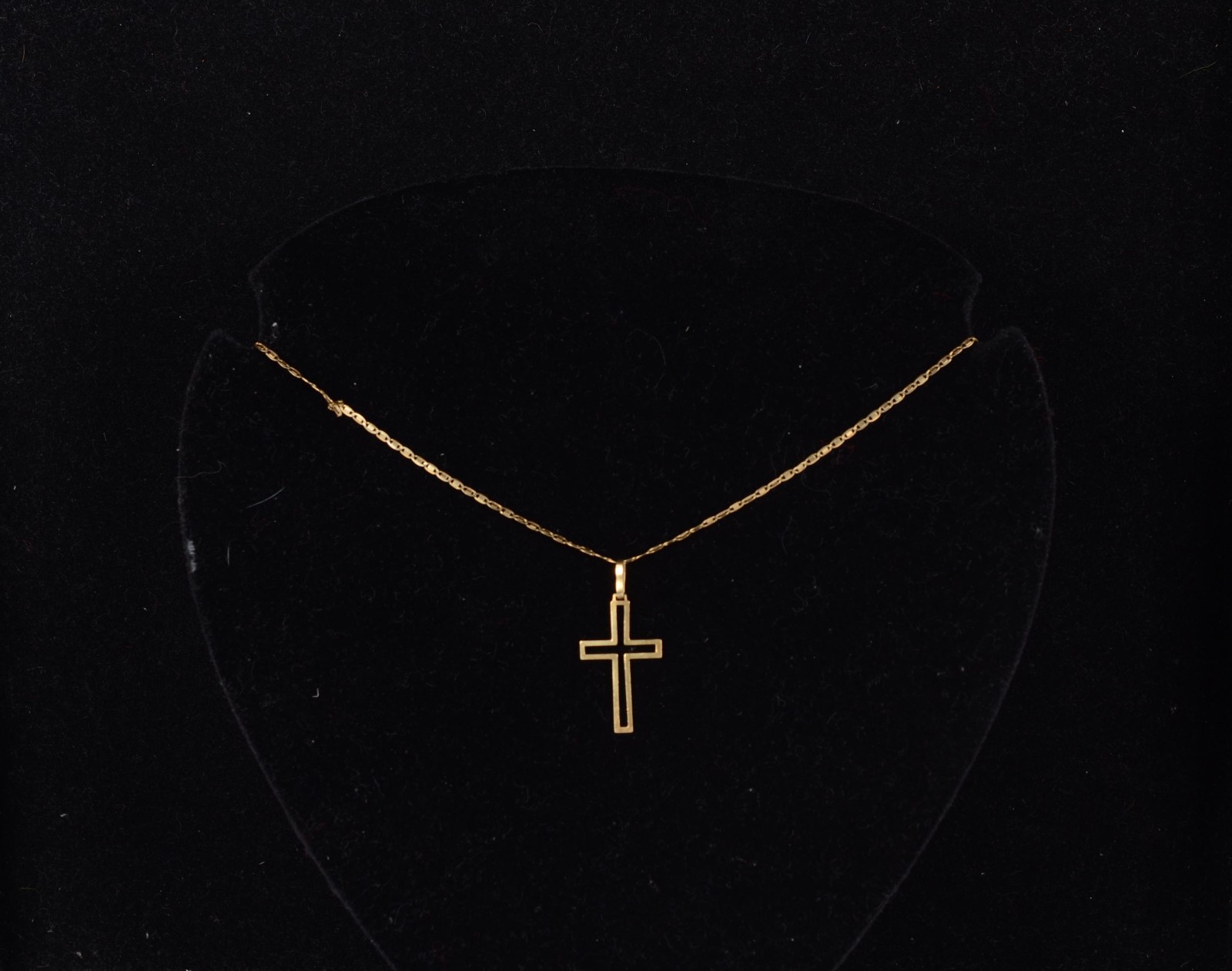 Colar de ouro 18 k., contraste 750 e pendente com cruz vazada. (Por... - foto 7 de 7
