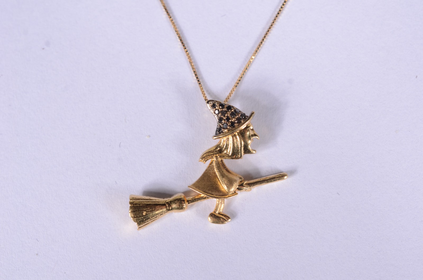 Colar de ouro 18 k., contraste 750 mls com pendente. (Por motivos de... - foto 1 de 6