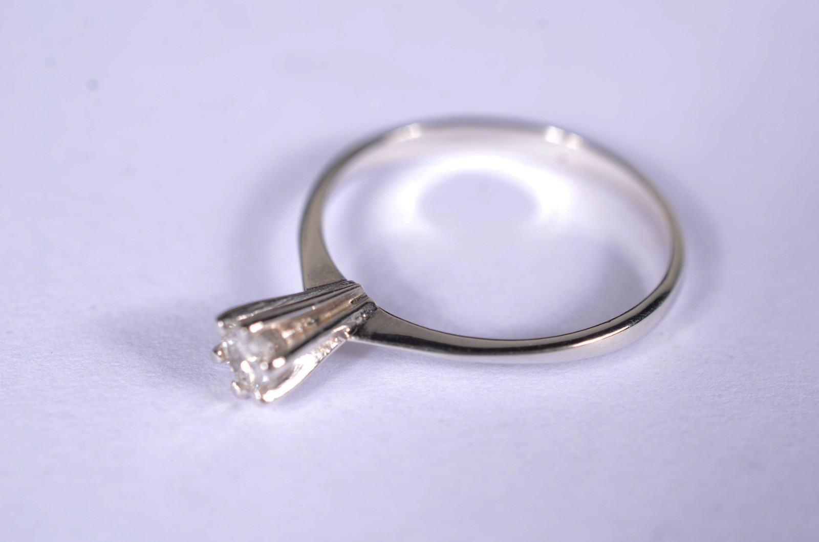 Solitário de ouro branco com um brilhante de 0,18 ct, aro 17. (Por... - foto 1 de 9
