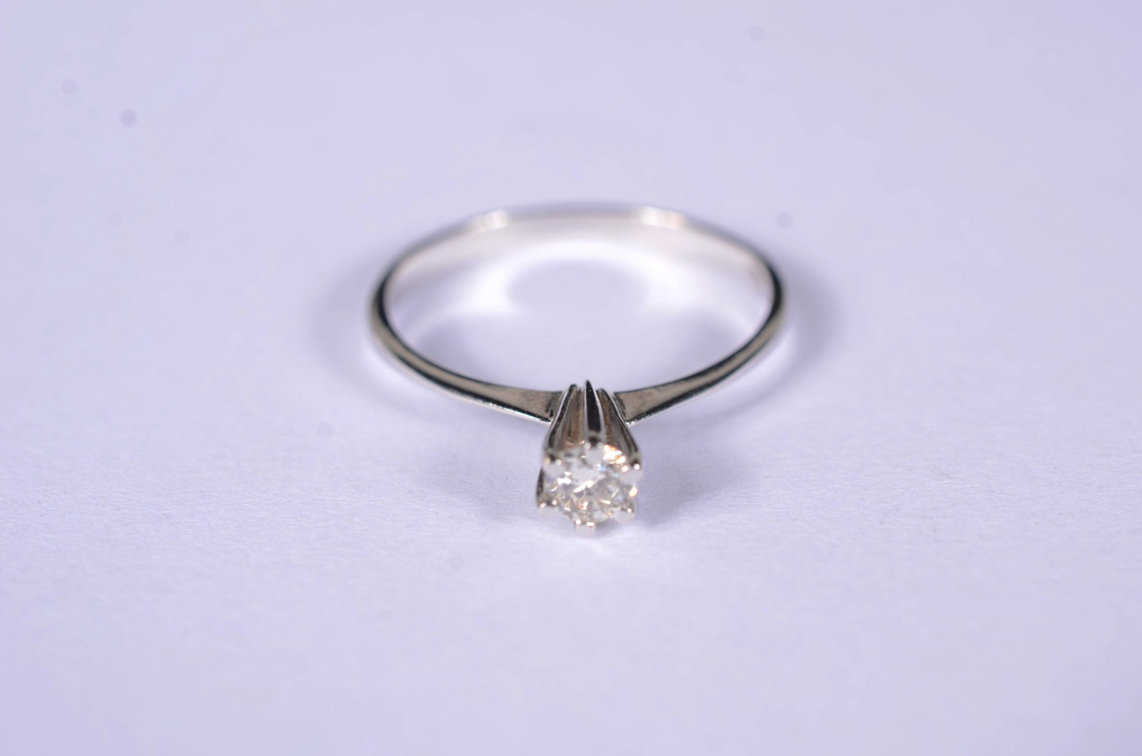 Solitário de ouro branco com um brilhante de 0,18 ct, aro 17. (Por... - foto 2 de 9