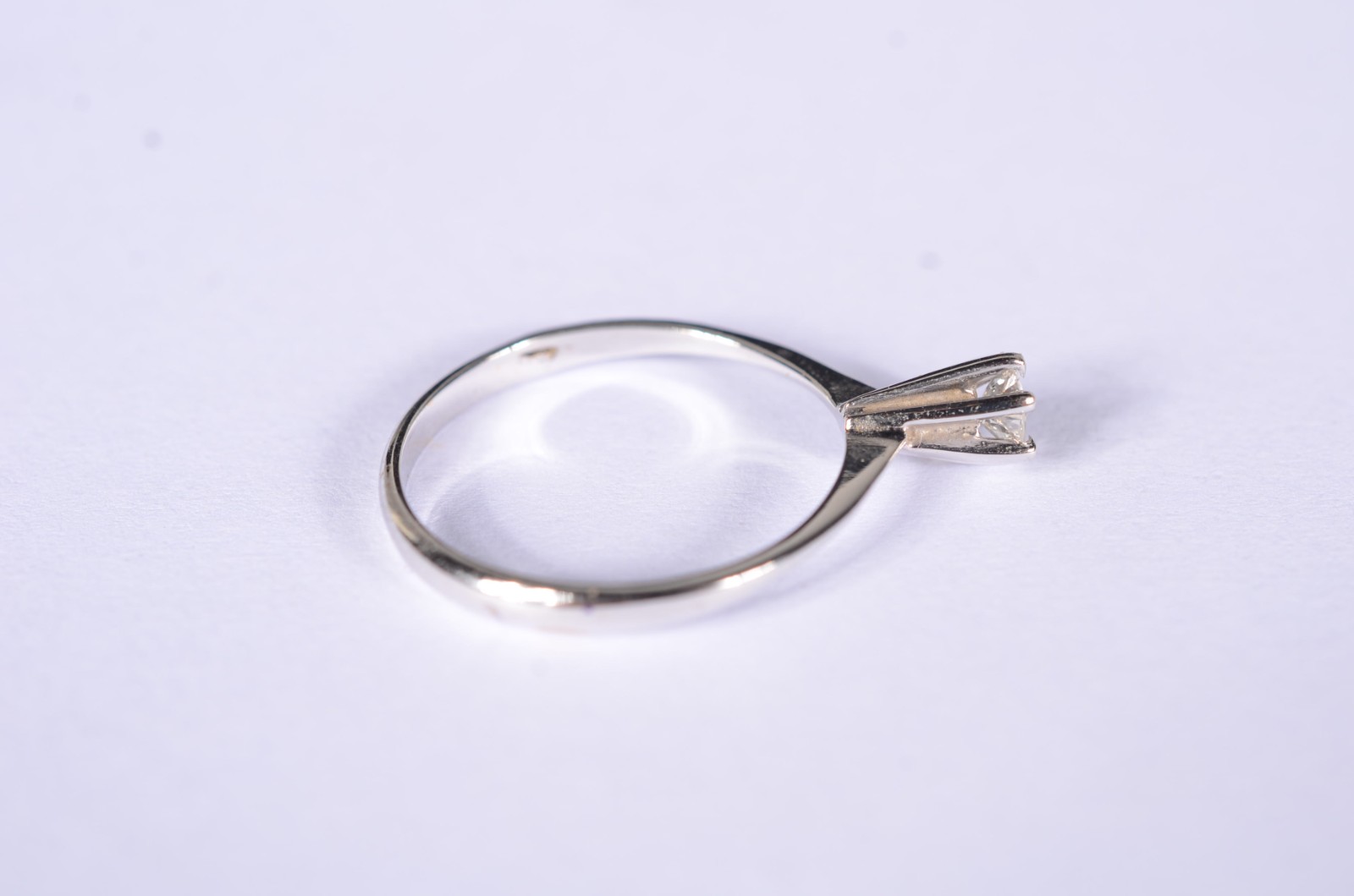 Solitário de ouro branco com um brilhante de 0,18 ct, aro 17. (Por... - foto 3 de 9
