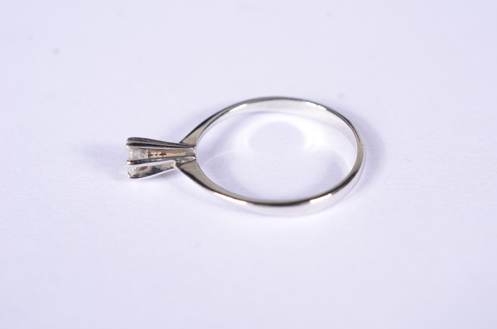 Solitário de ouro branco com um brilhante de 0,18 ct, aro 17. (Por... - foto 4 de 9
