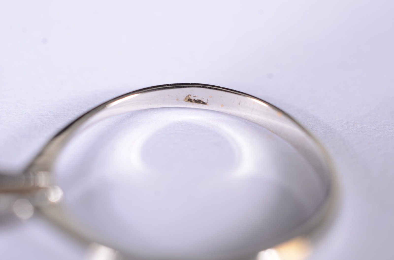 Solitário de ouro branco com um brilhante de 0,18 ct, aro 17. (Por... - foto 5 de 9