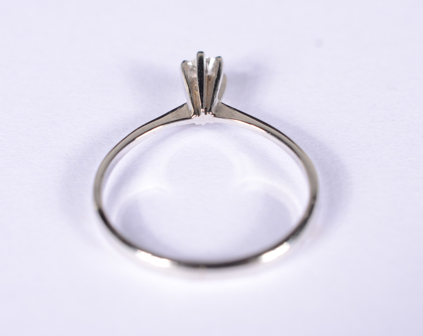 Solitário de ouro branco com um brilhante de 0,18 ct, aro 17. (Por... - foto 6 de 9