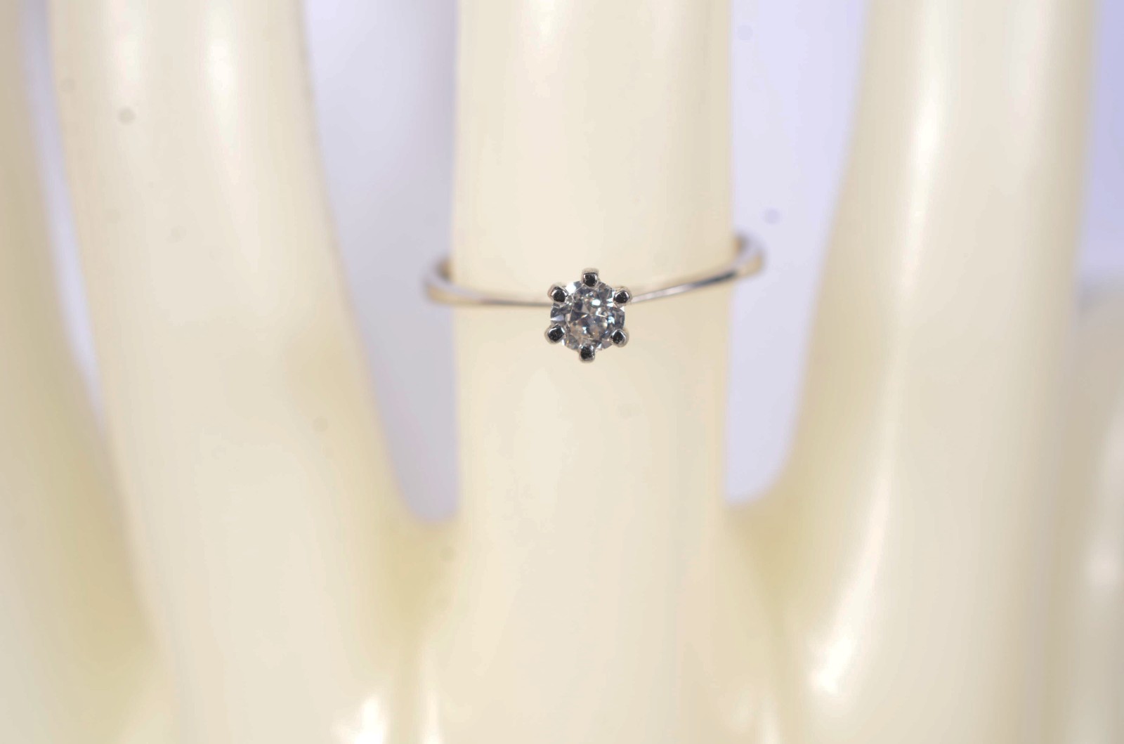 Solitário de ouro branco com um brilhante de 0,18 ct, aro 17. (Por... - foto 7 de 9
