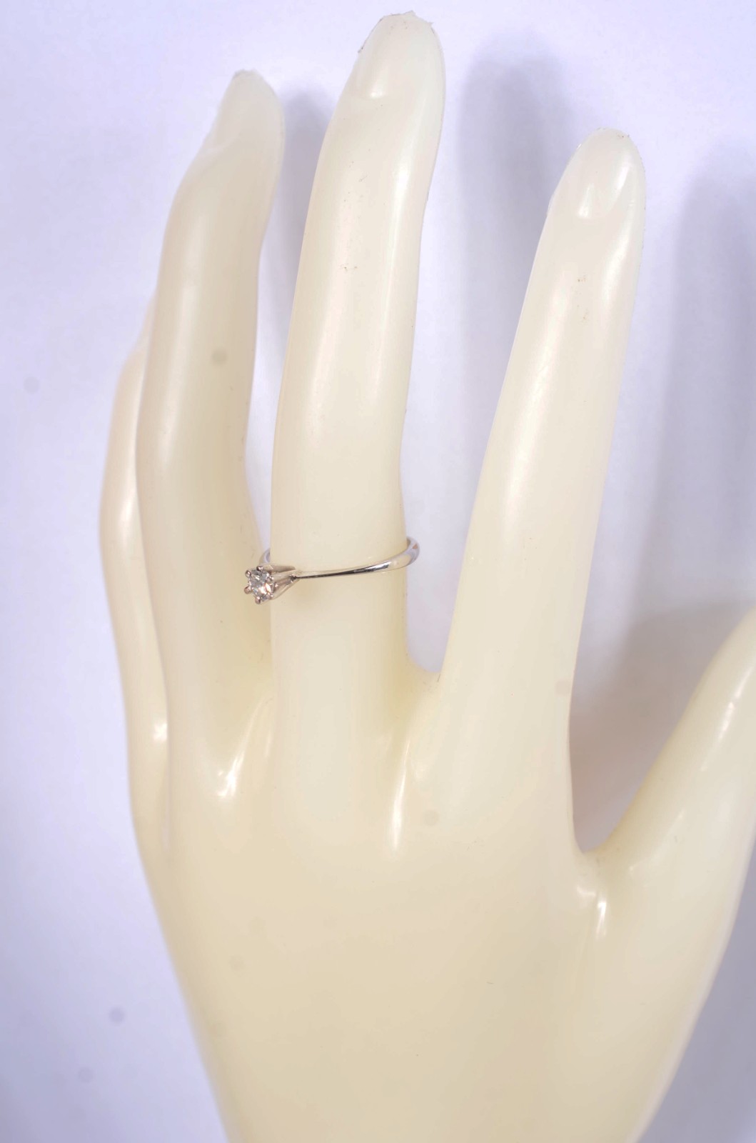 Solitário de ouro branco com um brilhante de 0,18 ct, aro 17. (Por... - foto 8 de 9