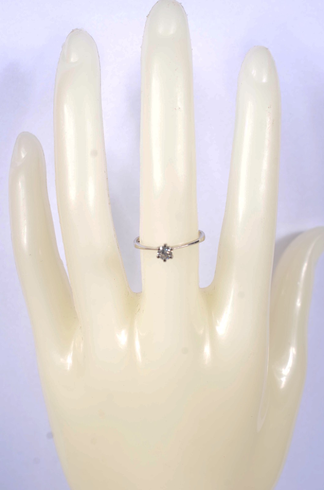 Solitário de ouro branco com um brilhante de 0,18 ct, aro 17. (Por... - foto 9 de 9