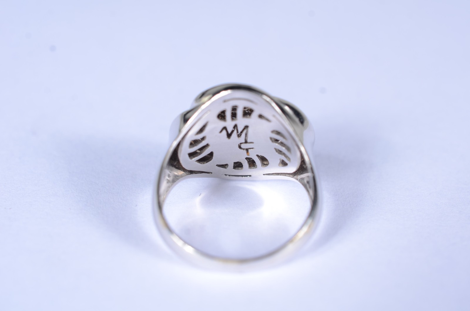 Anel de ouro branco feitio flor cravejado de brilhantes, aro 18. (Por... - foto 5 de 7