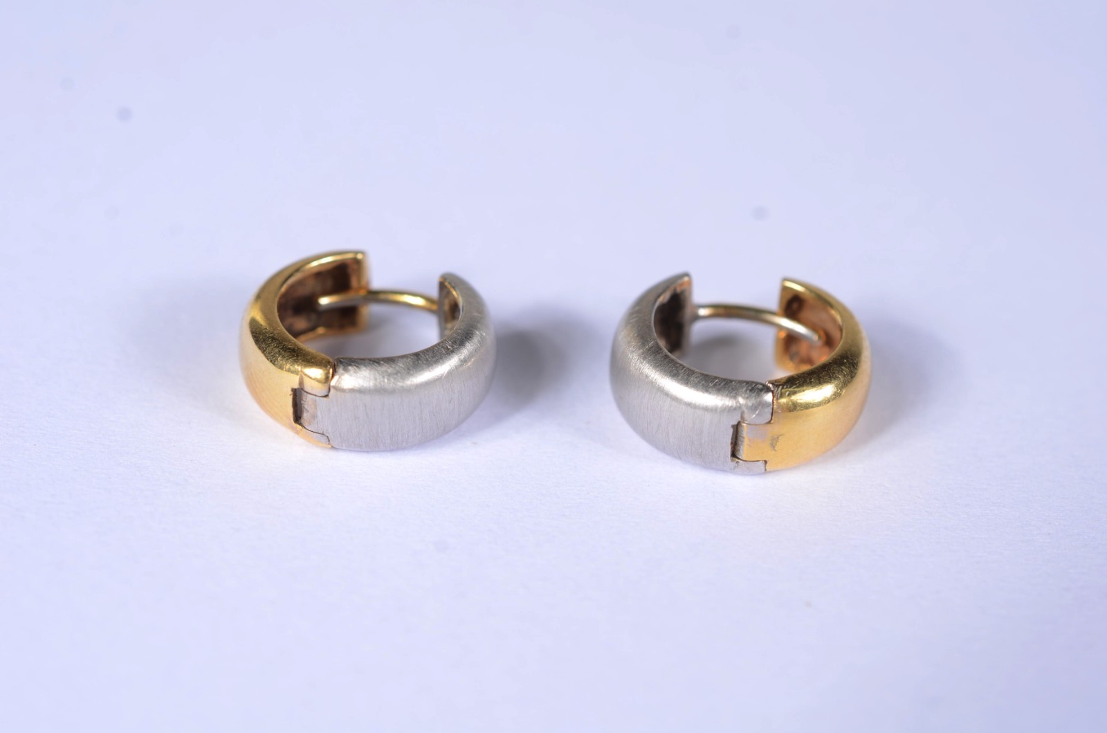 Par de argolas de ouro 18 k., e ouro branco. (Por motivos de... - foto 1 de 3