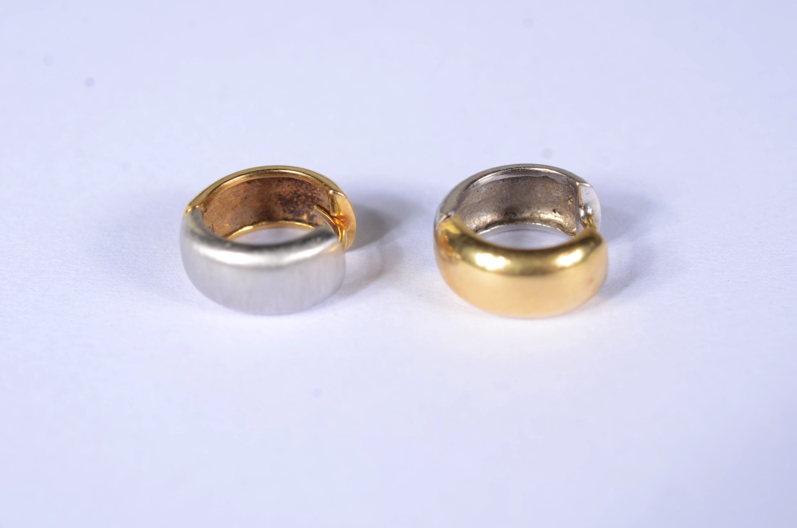 Par de argolas de ouro 18 k., e ouro branco. (Por motivos de... - foto 2 de 3