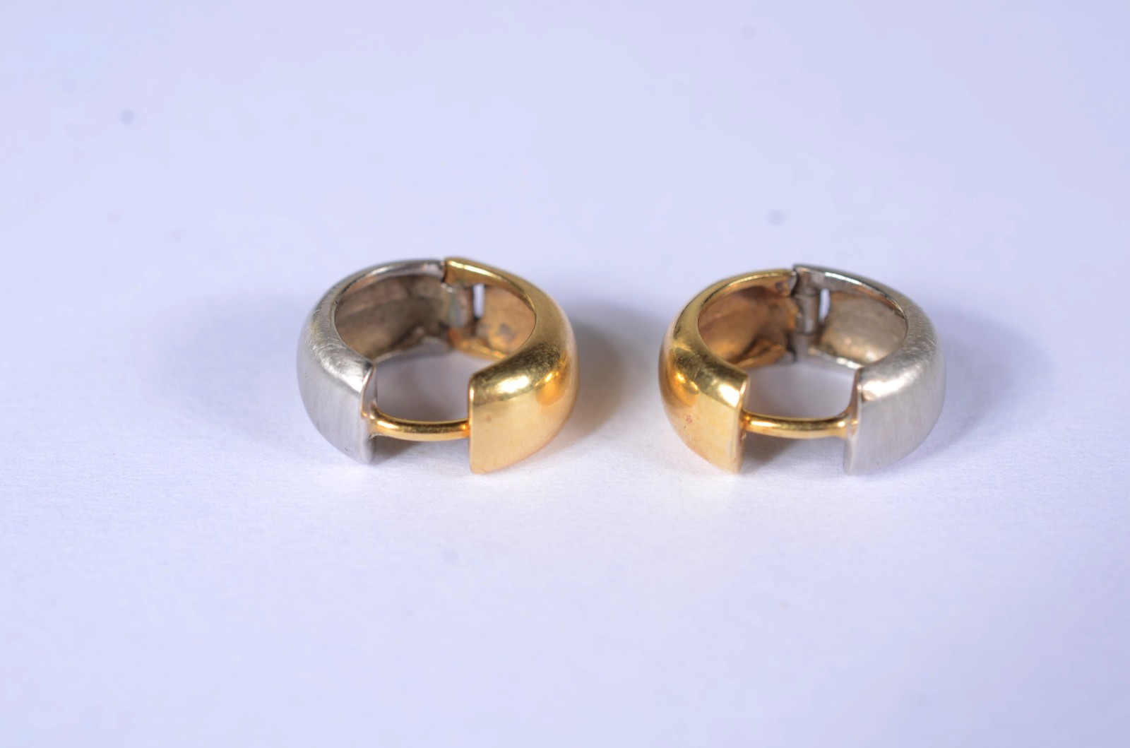 Par de argolas de ouro 18 k., e ouro branco. (Por motivos de... - foto 3 de 3
