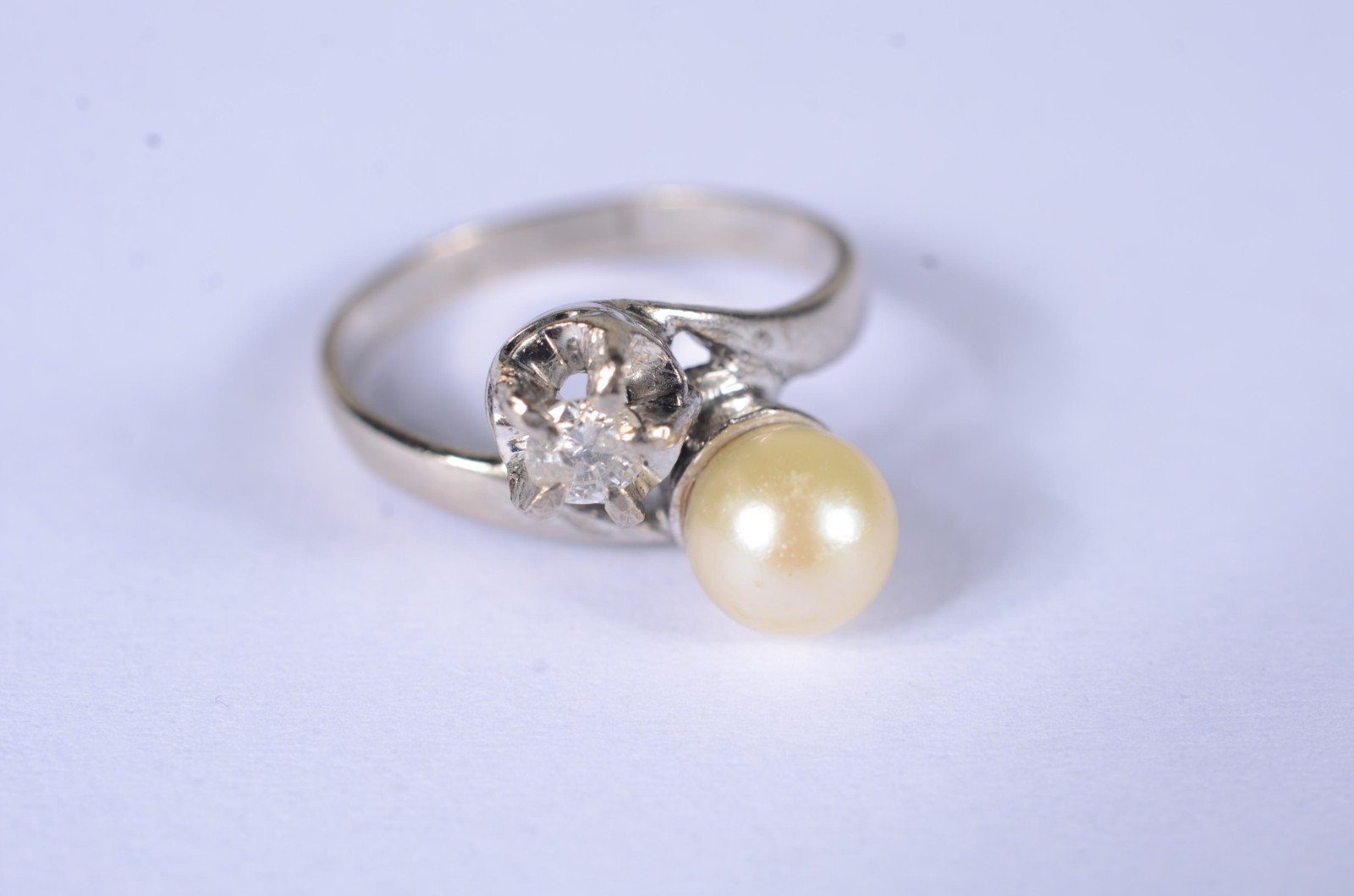Anel de ouro branco com um brilhante de 0,20 ct e uma perola, aro 14... - foto 1 de 6