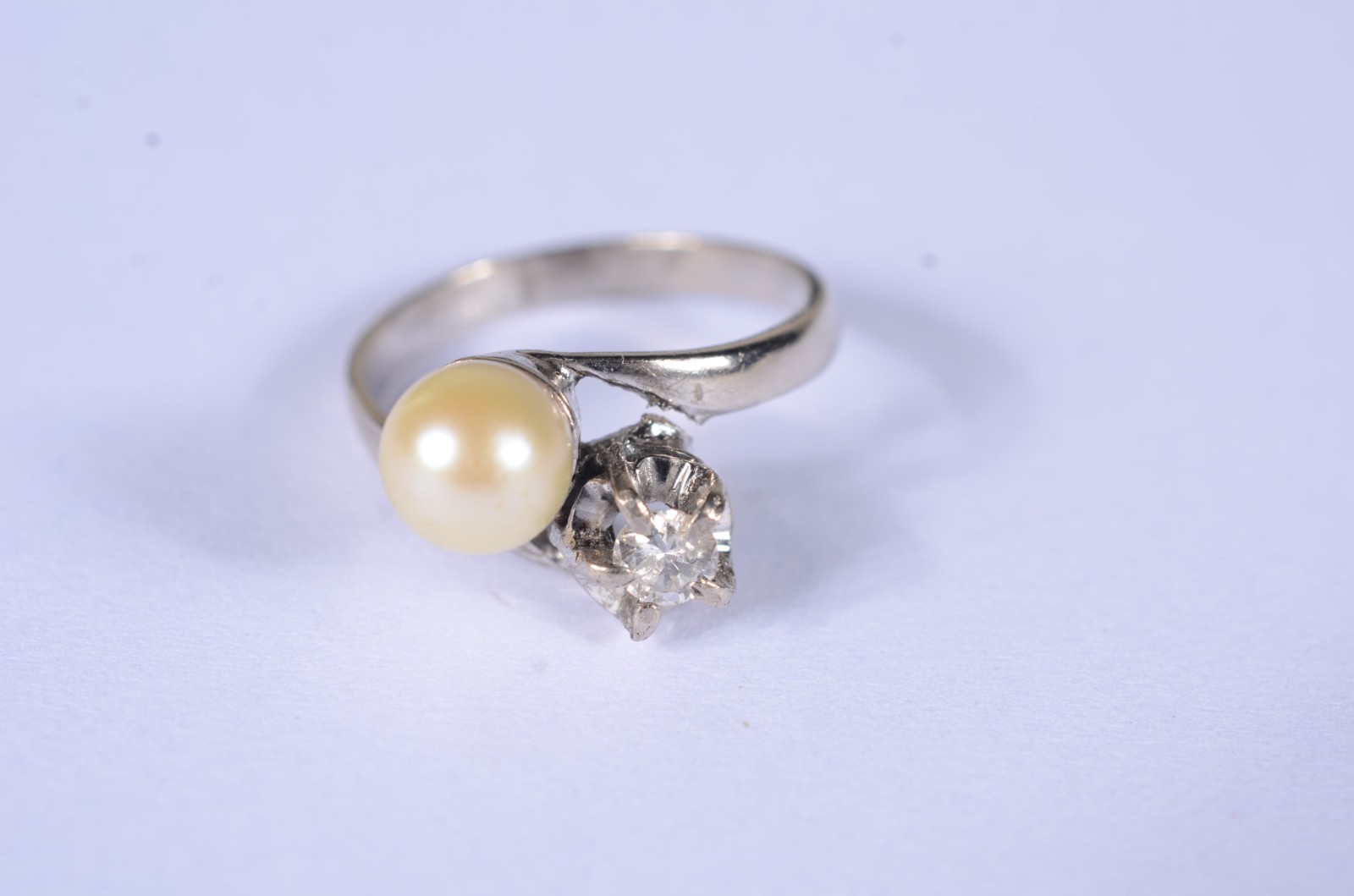 Anel de ouro branco com um brilhante de 0,20 ct e uma perola, aro 14... - foto 2 de 6