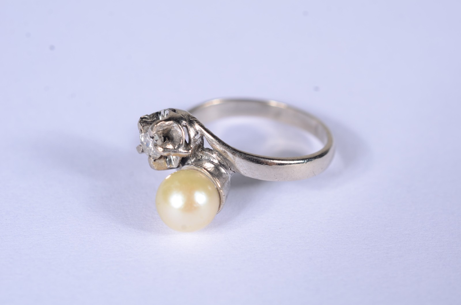 Anel de ouro branco com um brilhante de 0,20 ct e uma perola, aro 14... - foto 3 de 6