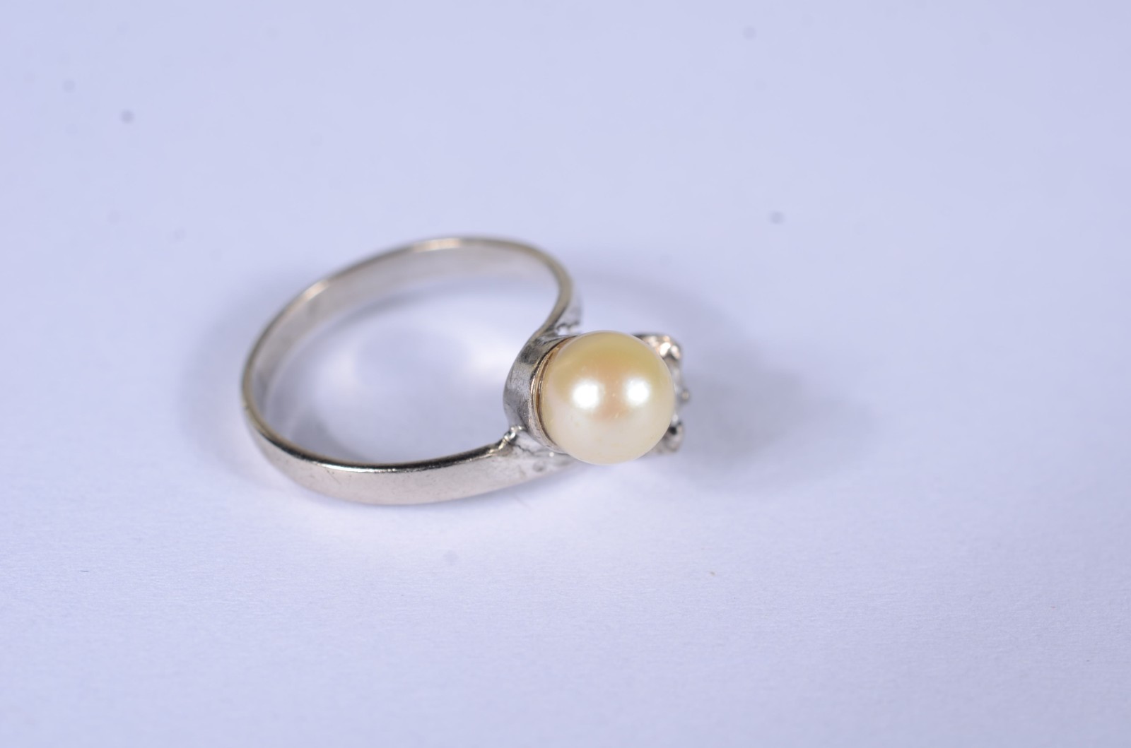 Anel de ouro branco com um brilhante de 0,20 ct e uma perola, aro 14... - foto 4 de 6