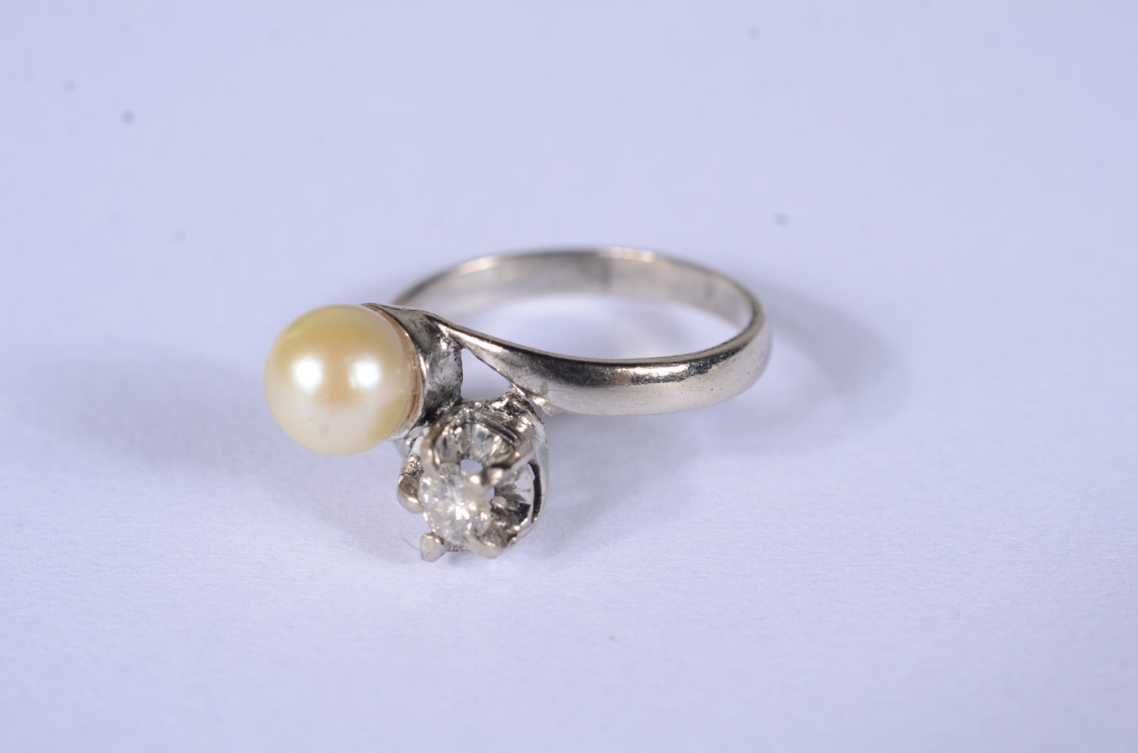 Anel de ouro branco com um brilhante de 0,20 ct e uma perola, aro 14... - foto 5 de 6