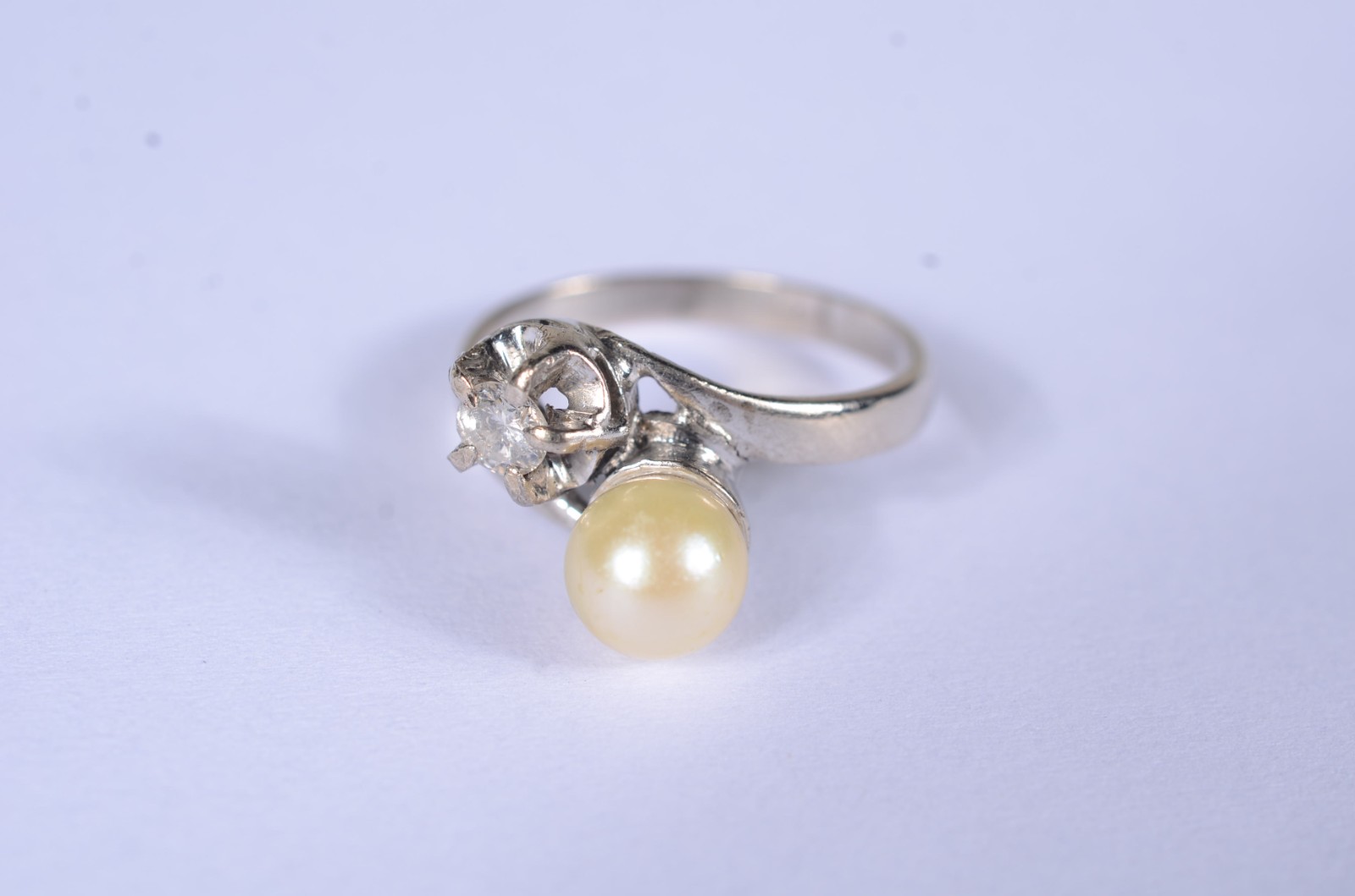 Anel de ouro branco com um brilhante de 0,20 ct e uma perola, aro 14... - foto 6 de 6